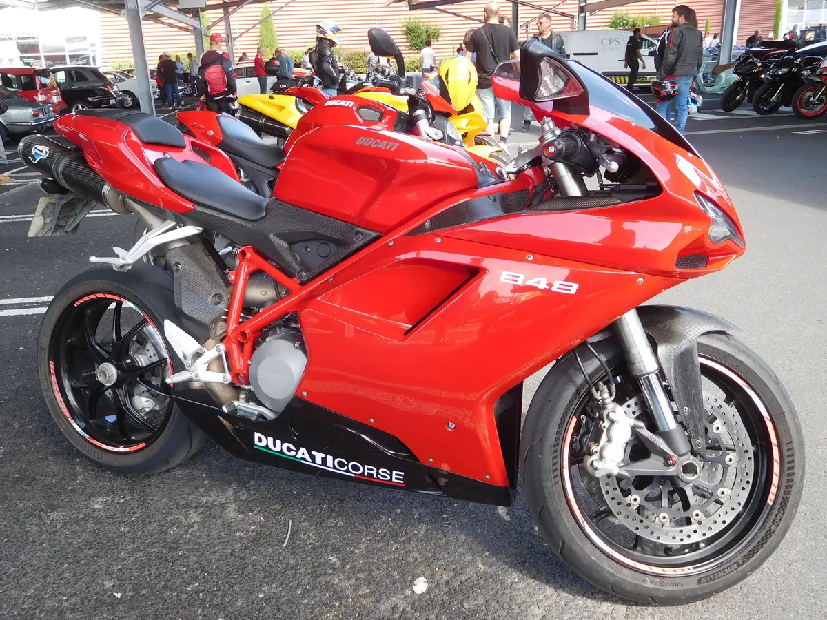 Червоний Ducati 848 на вулиці