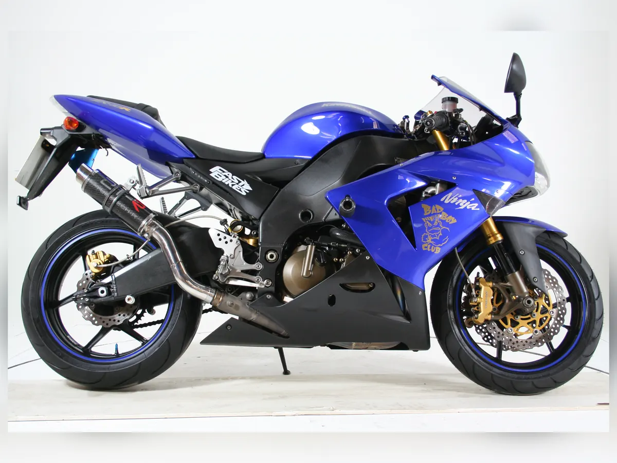 Синій Kawasaki ZX-10R 2005 року з нестандартним вихлопом