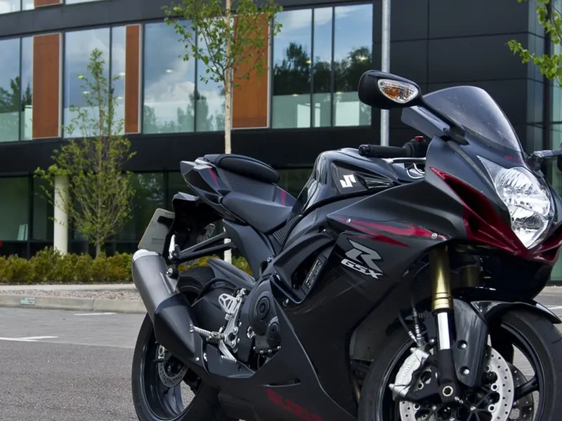 Suzuki GSX-R750 2011 модельного року на парковці