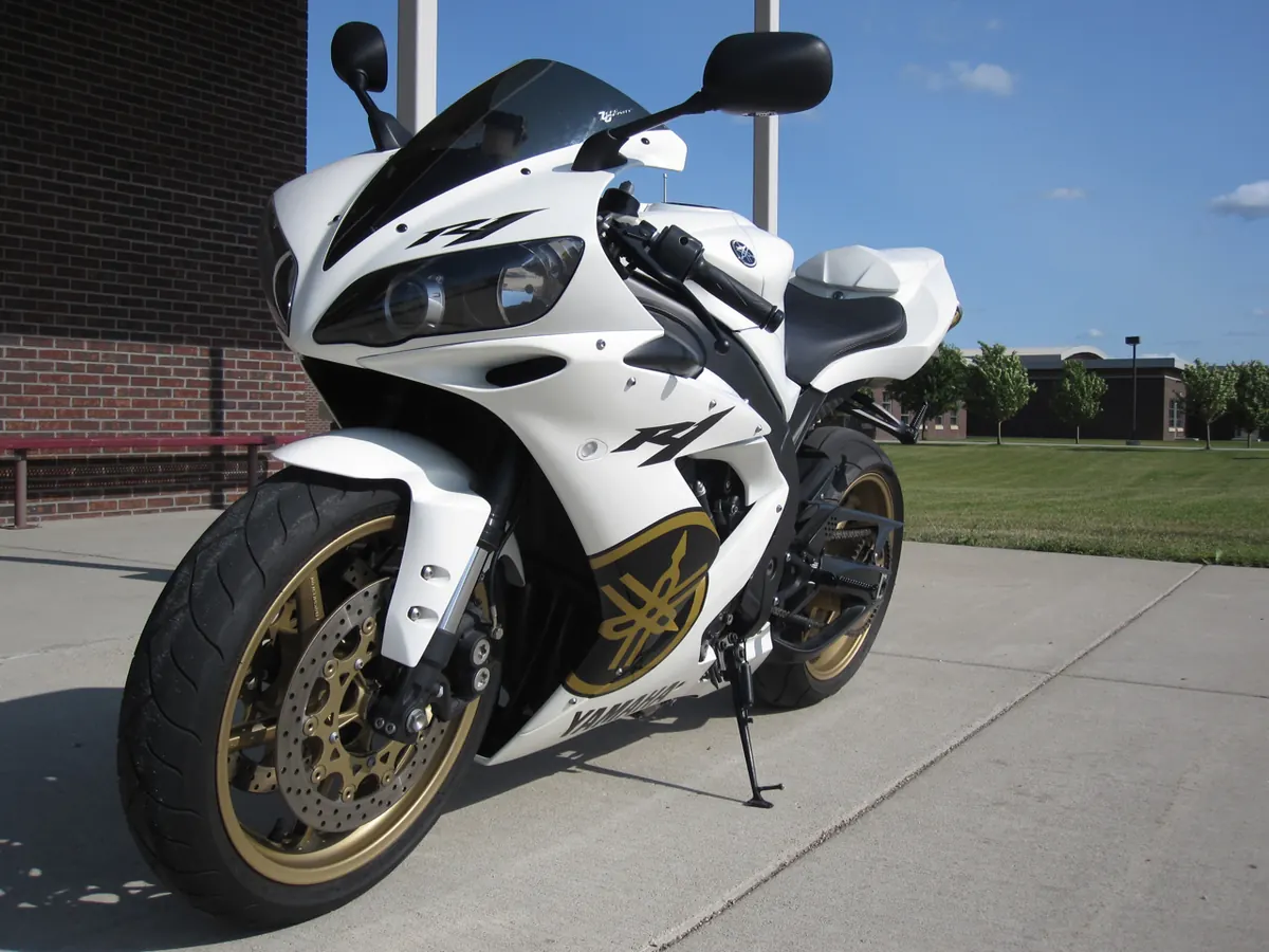 Білий Yamaha YZF-R1 2006 року