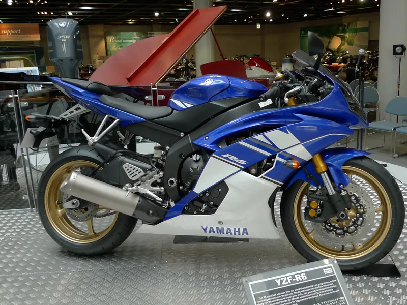 Yamaha YZF-R6 2010 модельного року, вигляд справа