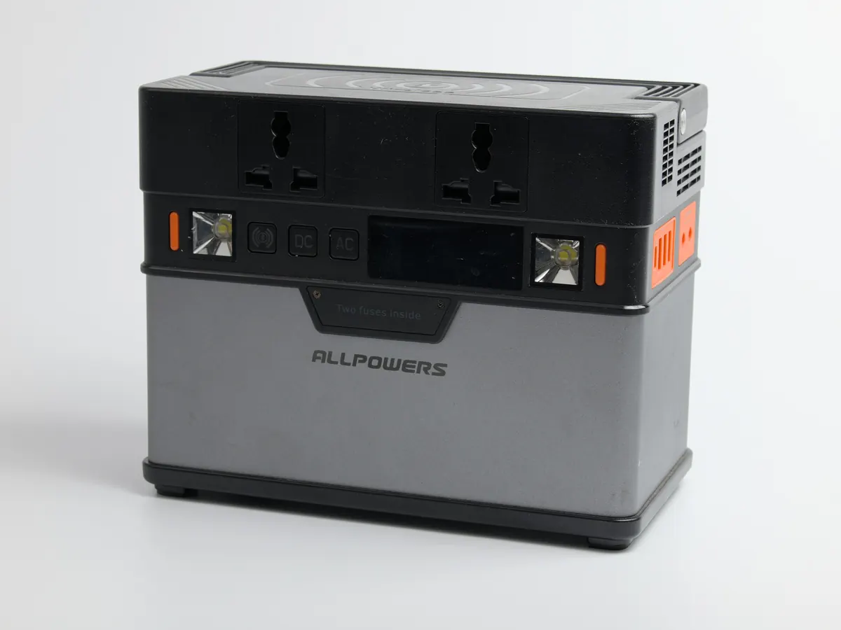 Зарядна станція Allpowers S300, вигляд спереду під кутом