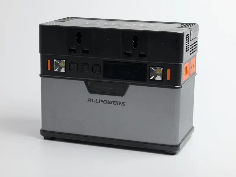 Зарядна станція Allpowers S300, вигляд спереду під кутом